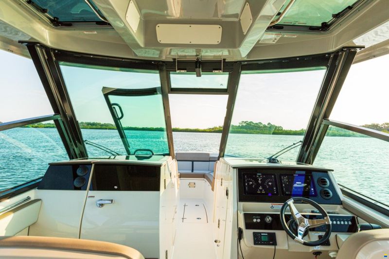 Boston Whaler 330 Vantage