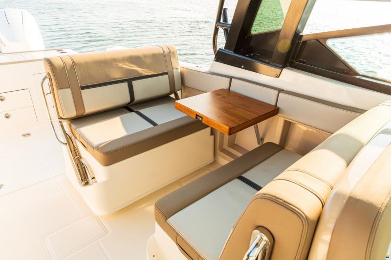 Boston Whaler 330 Vantage