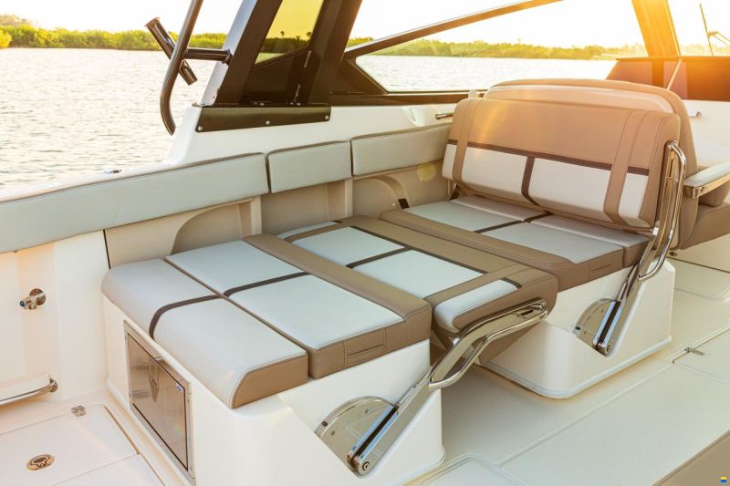 Boston Whaler 330 Vantage