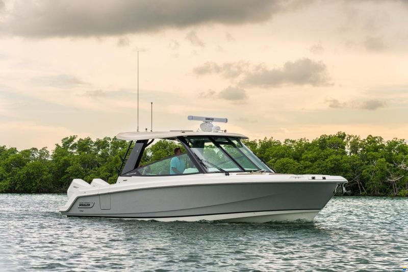 Boston Whaler 330 Vantage