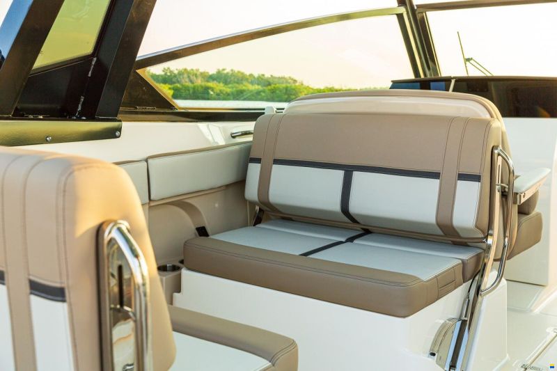 Boston Whaler 330 Vantage