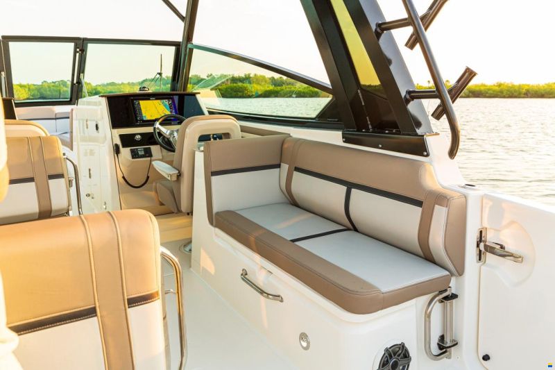 Boston Whaler 330 Vantage