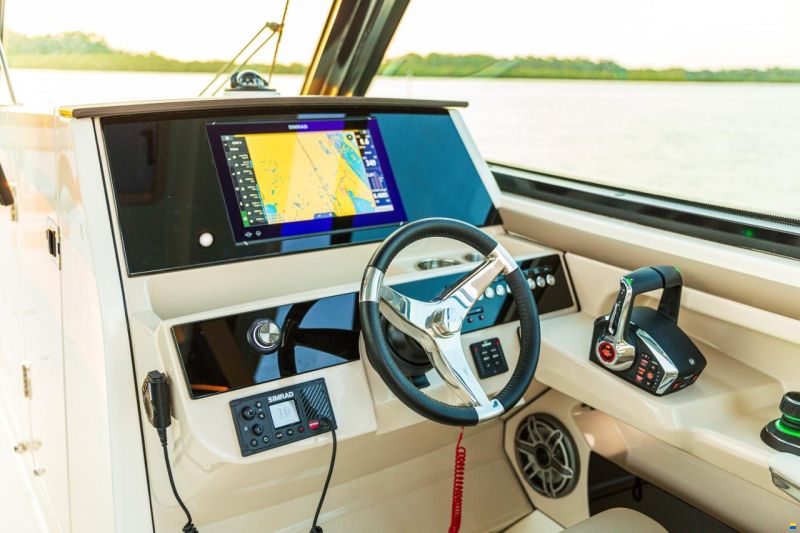 Boston Whaler 330 Vantage