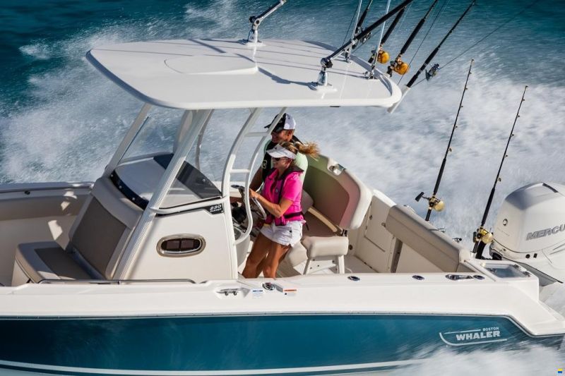 Boston Whaler 230 Outrage