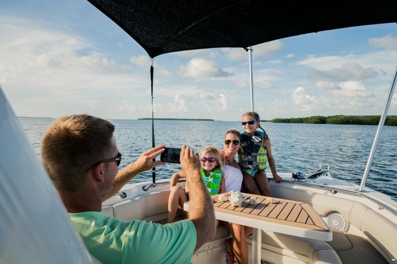 Boston Whaler 230 Outrage