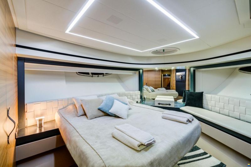 Pershing 92