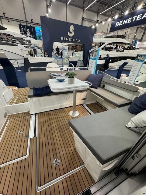 Beneteau Antares 8 OB V2