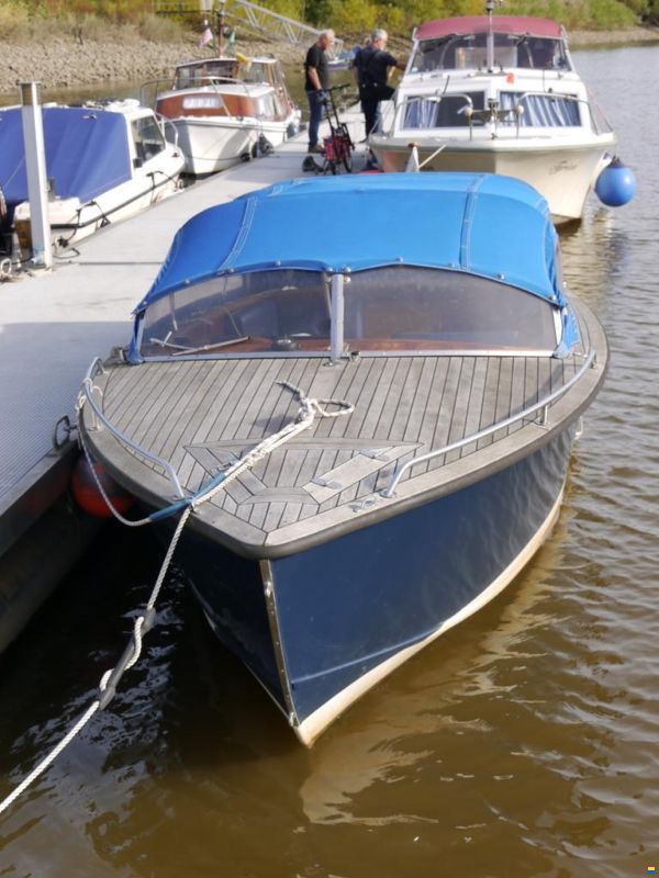 Klassisches Motorboot