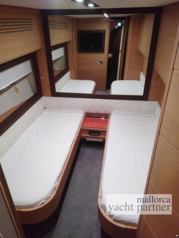 Pershing 72