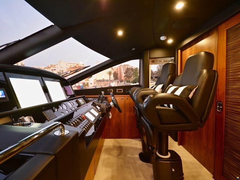 Sunseeker 88 Yacht