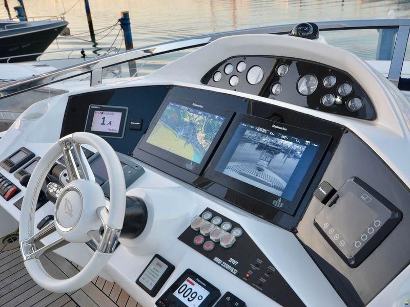 Sunseeker 88 Yacht