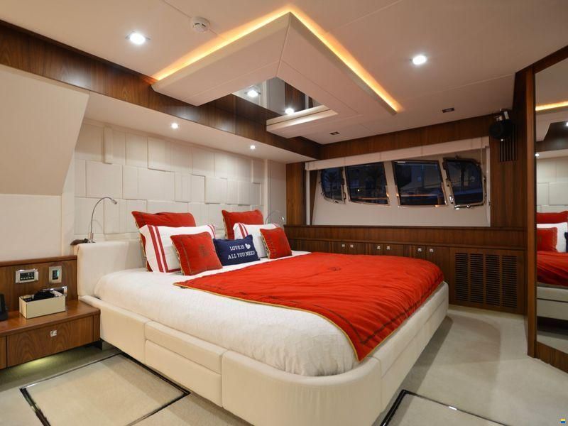 Sunseeker 88 Yacht