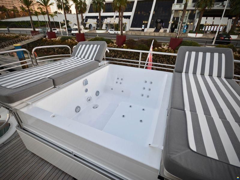 Sunseeker 88 Yacht