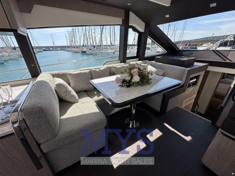 Cayman Yachts S520