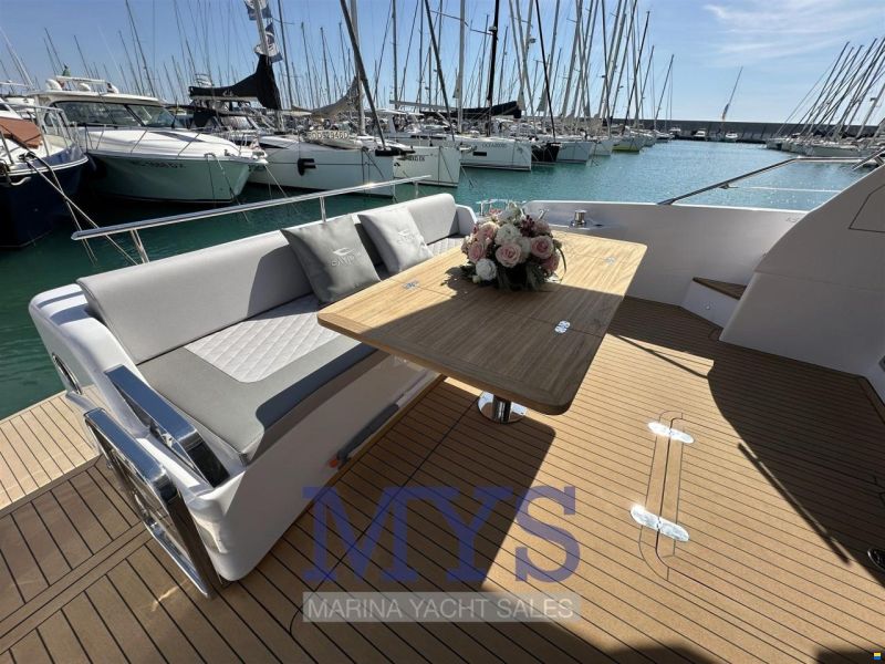 Cayman Yachts S520