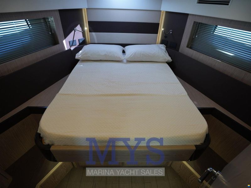 Cayman Yachts S520