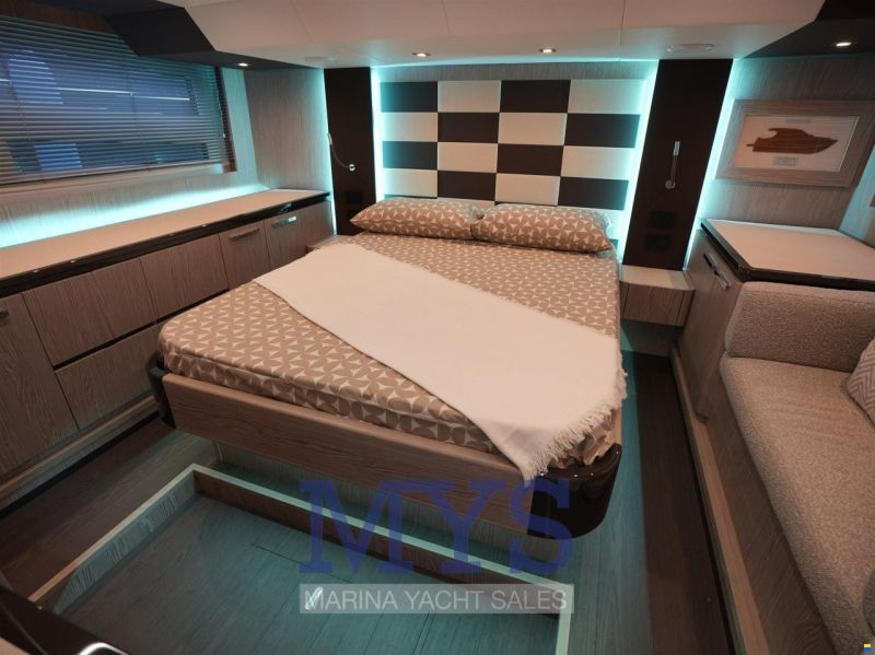Cayman Yachts S520