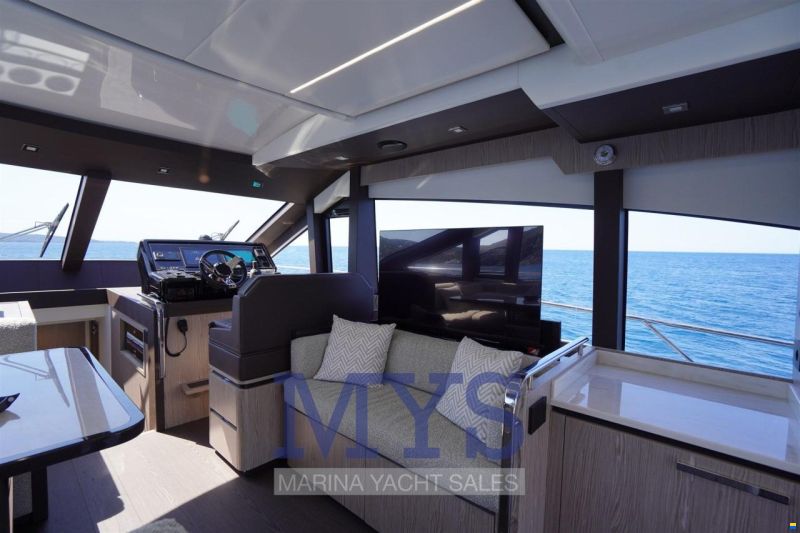 Cayman Yachts S520
