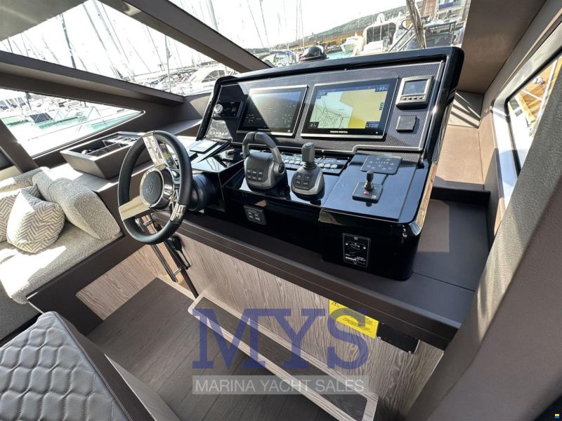 Cayman Yachts S520