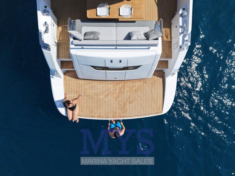 Cayman Yachts S520