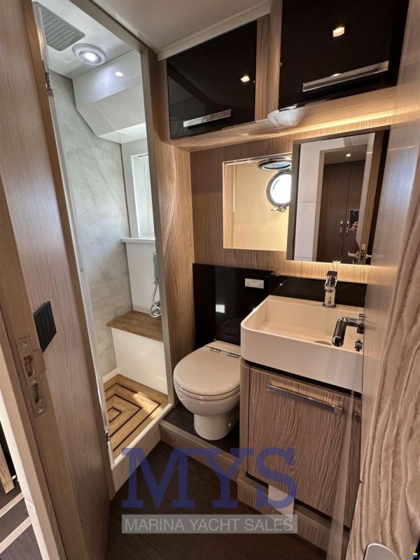 Cayman Yachts S520