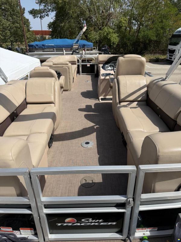 Sun Tracker 26 Party Barge XP3