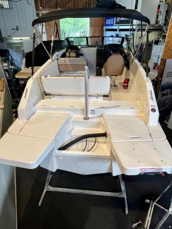 Quicksilver 755 Cruiser + Mercury F300 NEUF EN STOCK