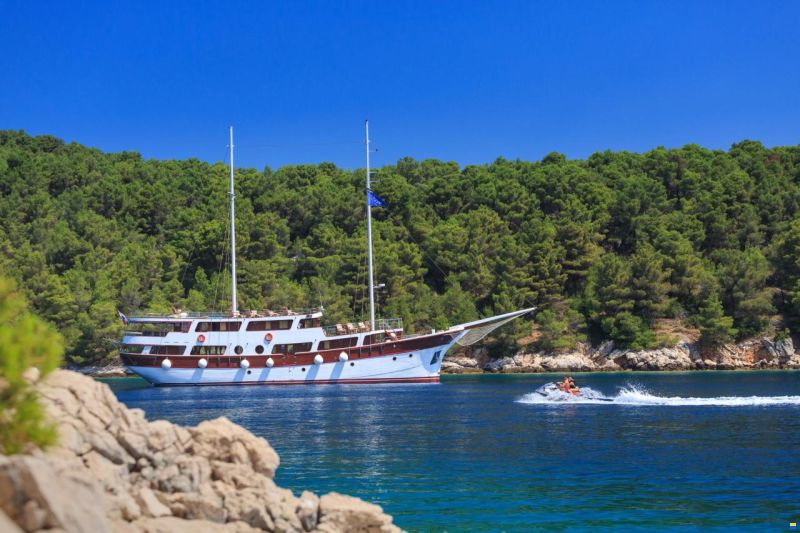 Marina Vinici Wooden Schooner Cruise Shi