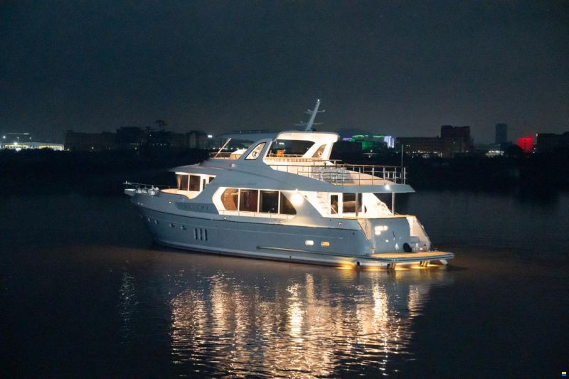 Selene 72 Explorer