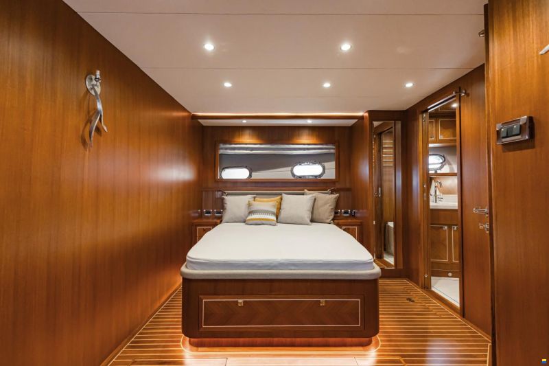 Selene 72 Explorer