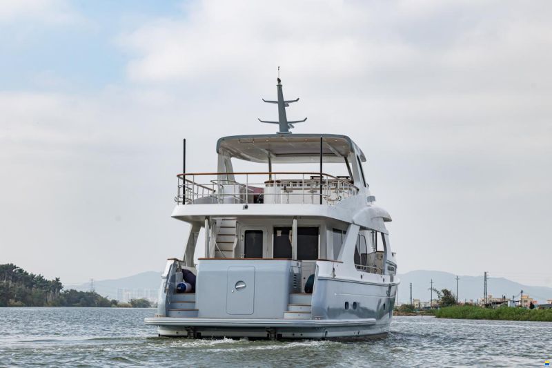 Selene 72 Explorer