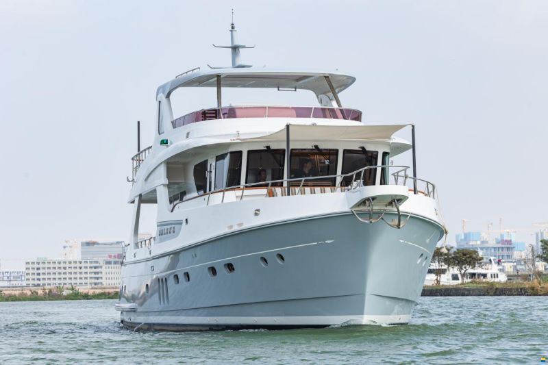 Selene 72 Explorer