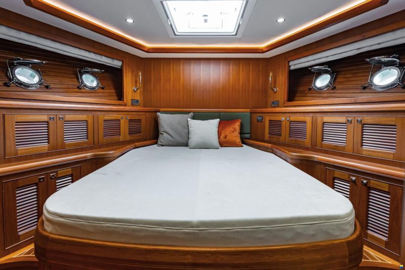 Selene 72 Explorer