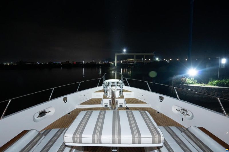 Selene 72 Explorer