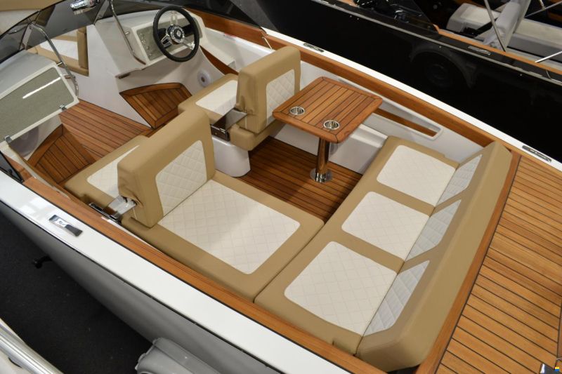 VTS Boats Flying Shark 5.7 Bowrider Deluxe