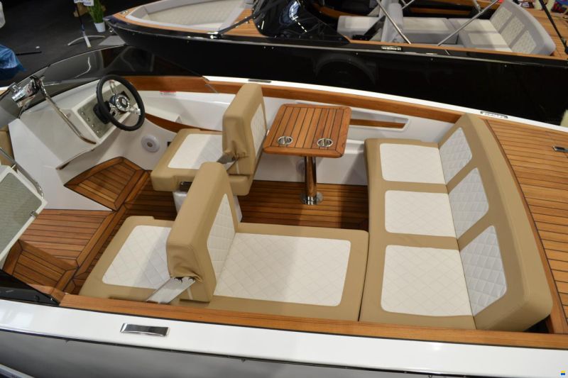 VTS Boats Flying Shark 5.7 Bowrider Deluxe