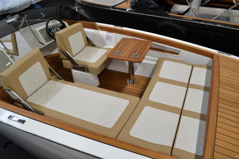 VTS Boats Flying Shark 5.7 Bowrider Deluxe