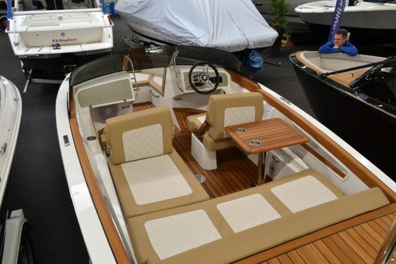 VTS Boats Flying Shark 5.7 Bowrider Deluxe