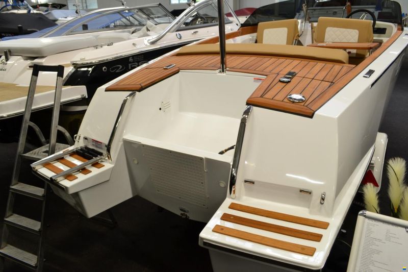 VTS Boats Flying Shark 5.7 Bowrider Deluxe