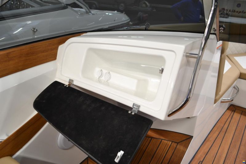 VTS Boats Flying Shark 5.7 Bowrider Deluxe