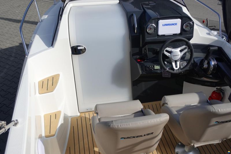 Quicksilver Activ 555 Cabin & Trailer (auf Lager)