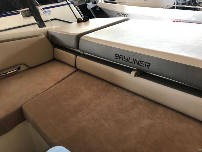 Bayliner VR6 Cuddy cabin