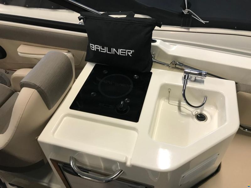 Bayliner VR6 Cuddy cabin