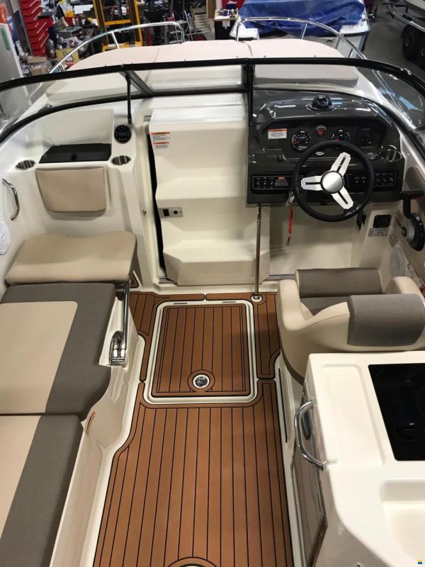 Bayliner VR6 Cuddy cabin