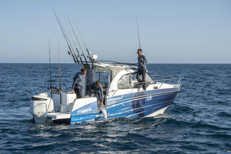 Beneteau Antares 8 Fishing