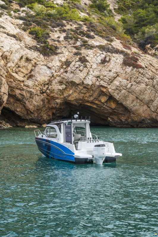Beneteau Antares 8 Fishing