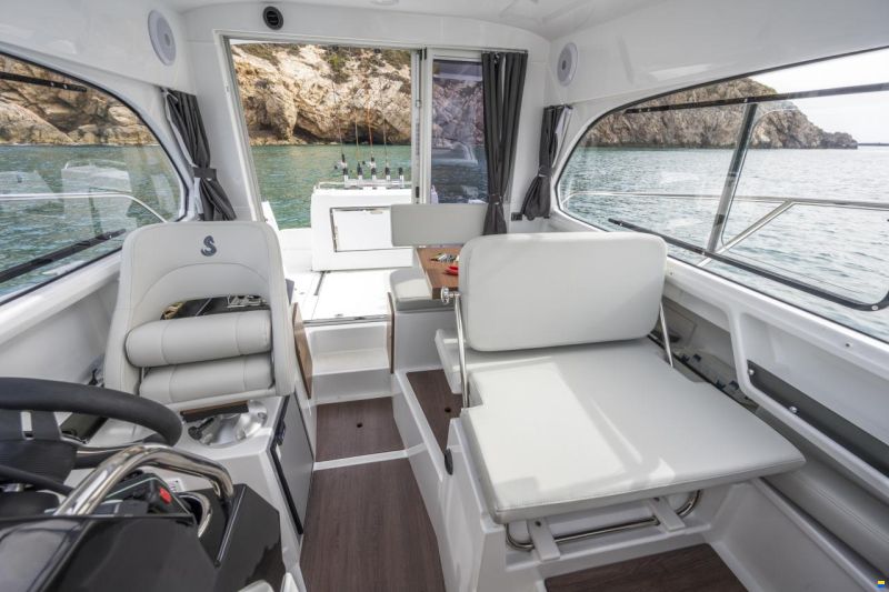 Beneteau Antares 8 Fishing