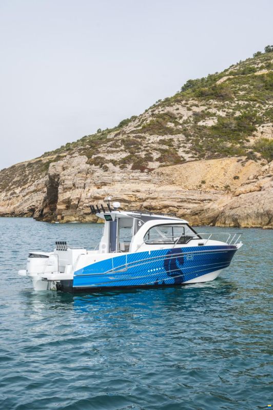 Beneteau Antares 8 Fishing