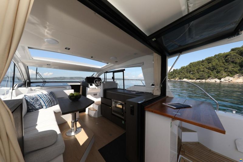 Sealine C335v
