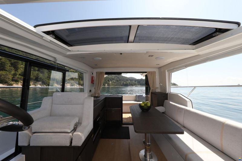 Sealine C335v